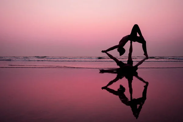 Muladhara swadhisthana manipula tantra yoga en la playa hombre y mujer medita sentado en la arena junto al mar al atardecer romántico San Valentín Day.couple practicando yoga vapor — Foto de Stock