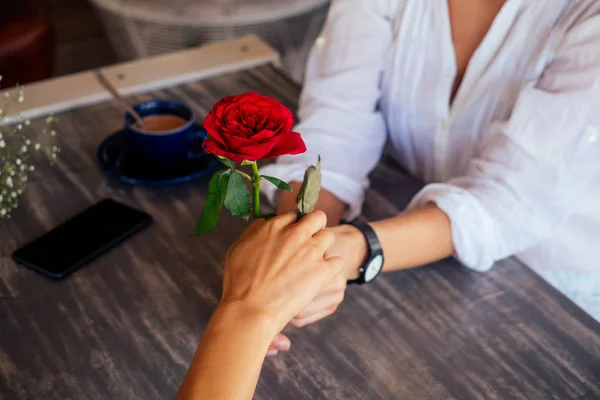 Egy pár nő tölt szórakozásból időt együtt a nyári kávézó. lány, amely a rózsa, hogy barátnője dátum Valentin-nap — Stock Fotó