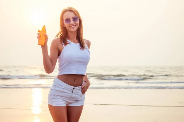 自由と女性の自立の概念。熱帯のビーチで幸せな若い女の子。海風と新鮮な空気を楽しむ夏休み中の幸せな女性モデル. — ストック写真