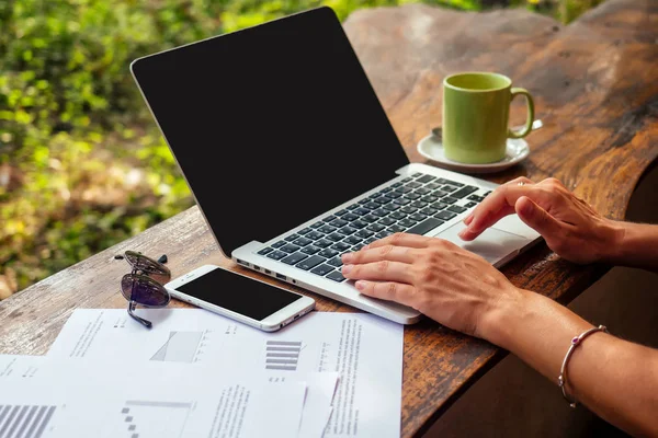 Technologie und Reisen. Arbeiten im Freien. freiberufliches Konzept. hübsche junge Frau mit Hut und Laptop im Café am tropischen Strand. Hurra Erfolg und erfolgreiches Geschäftskonzept Promotion bei der Arbeit — Stockfoto