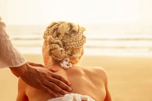 Massagem relaxante ayurvédica, beleza de saúde mulher loira feliz no salão de spa recebendo massagem na praia de férias.Menina bonita desfrutando resort spa dia, deitado sobre o procedimento de tratamento de mesa — Fotografia de Stock