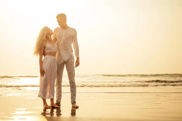 Pareja haciendo ejercicios de yoga en la playa namaste respiración práctica tantra yoga — Foto de Stock