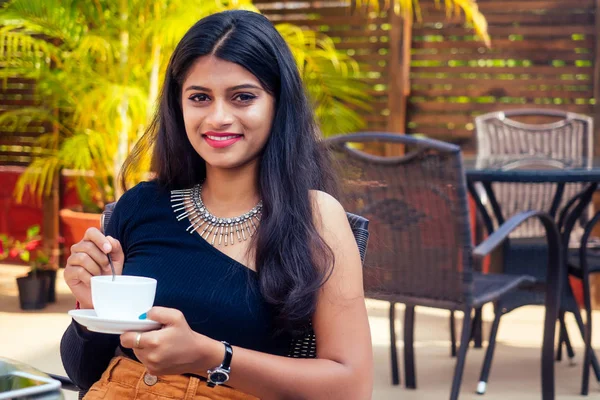 Café descanso idea.Young india mujer de negocios utilizando la tableta de ordenador en el café jardín de verano —  Fotos de Stock