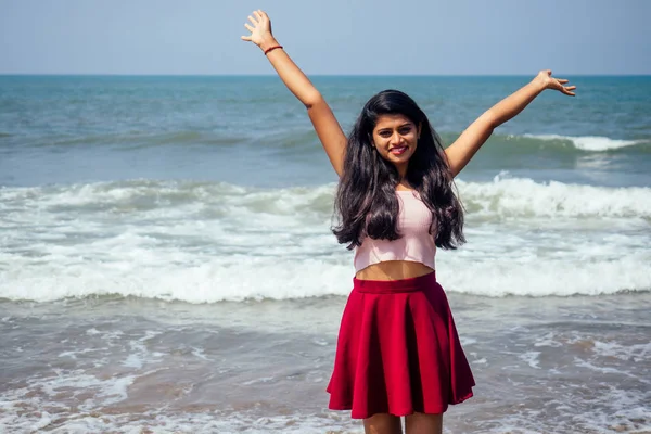 Πορτρέτο του ελκυστικό Ινδικό θηλυκό μοντέλο στις διακοπές στην παραδεισένια τροπική παραλία από τη θάλασσα του ωκεανού. ασιατικό κορίτσι αισθησιακό βλέμμα — Φωτογραφία Αρχείου