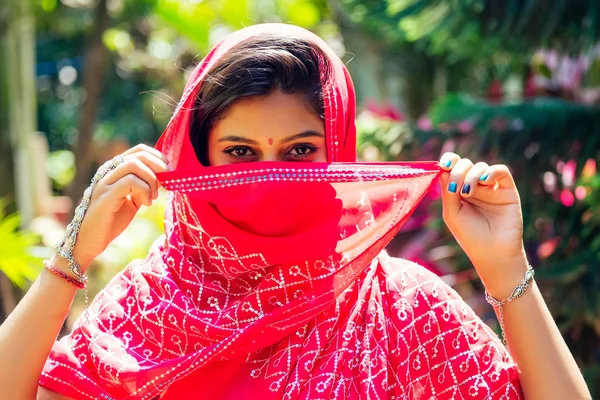 Retrato de modelo femenina india atractiva en vacaciones en la playa tropical paraíso por el mar océano. hindú mujer con kundan joyería conjunto tradicional de la India traje rojo boda sari.asian chica sensual look —  Fotos de Stock