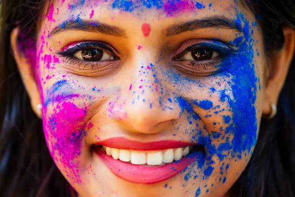 Festival Holi de Colores. Retrato de chica india feliz en sari hindú tradicional en color holi. mujer india joyas de plata con pintura en polvo en el vestido, colorido pelo rosa y azul en Goa Kerala —  Fotos de Stock