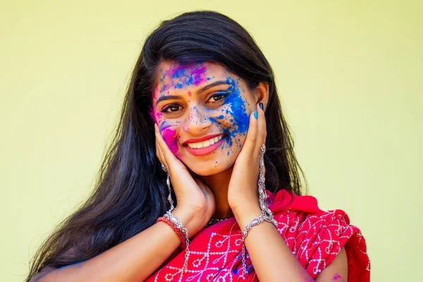색상의 홀리 축제. 홀리 색상에 전통적인 힌두교 사리에서 행복 한 인도 소녀의 초상화. 드레스에 분말 페인트인도 여성 실버 보석, 고아 케랄라에서 화려한 분홍색과 파란색 머리 — 스톡 사진