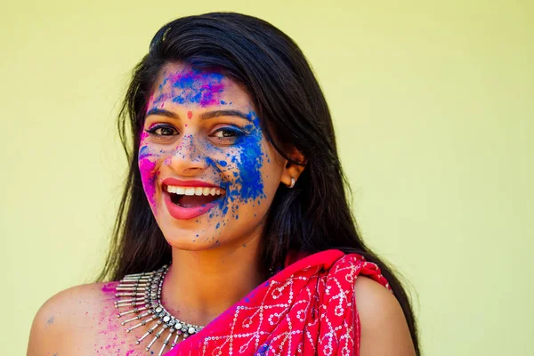 Holi fesztivál színek. Portré boldog indiai lány a hagyományos hindu Sari a Holi színű. India nő ezüst ékszerek Porfestés a ruha, színes rózsaszín és kék szőr a Goa Kerala — Stock Fotó