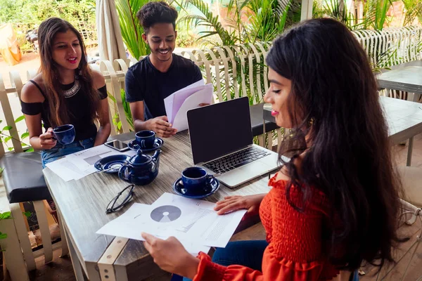 Grupo multicultural de personas discutiendo por ordenador portátil en el café de verano surf freelancer en línea freelancer — Foto de Stock