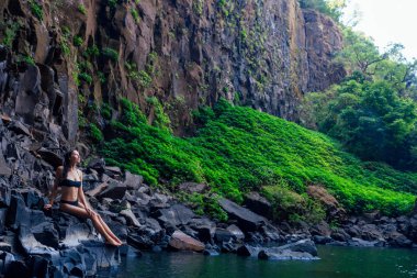Şaşırtıcı Şelale hindistan wildernest dudhsagar de siyah mayo Kız