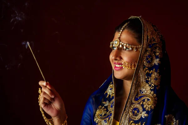 Portrétní indiánská krásná samice ve zlatém bohatlém klenotu a tradici Saree tvář zaostřená profesionální make-up, který nosí Bindi na hlavě. Muslimská žena se tváří na portrét s bindis maang Tikka, Nath, nos PIN — Stock fotografie