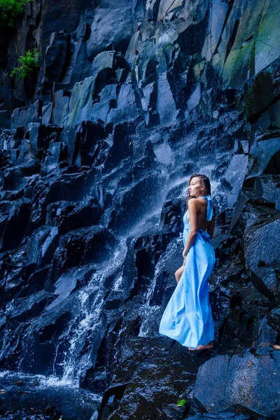 Дівчина в блакитному платті на дивовижні водоспад Індія wildernest dudhsagar — стокове фото