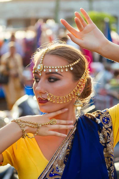 Indiai gyönyörű kaukázusi nő a hagyományos kék ruhában. hindu modell arany Kundan ékszer szett Bindi és orr gyűrű piercing Nath divat fotózás az utcán között motorkerékpárok és a piaci — Stock Fotó