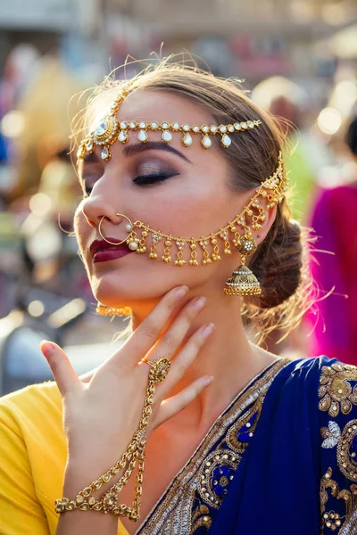 伝統的な青いドレスを着たインドの美しい白人女性を肖像画.ヒンドゥー教のモデルと黄金のクンダンジュエリーセットビンディイヤリングと鼻リングピアスナスファッション写真撮影 — ストック写真