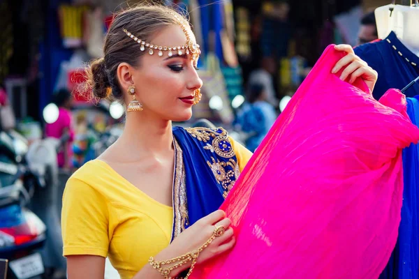 Senhora de negócios indiana bela mulher caucasiana tradicional dress.hindu modelo ouro kundan jóias conjunto bindi brincos e nariz anel piercing nath venda shop.designer costureira alfaiate escolher tecido — Fotografia de Stock