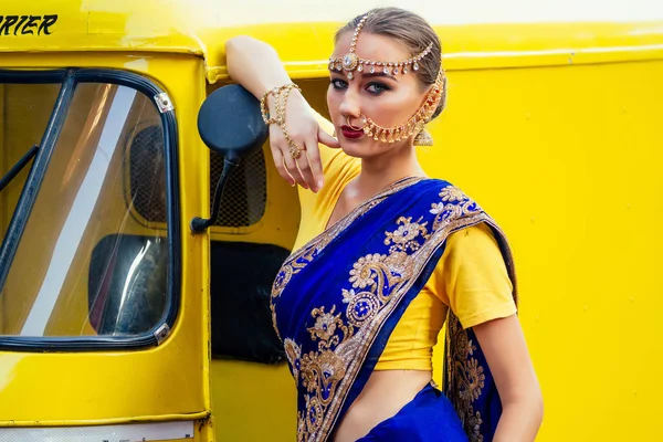 Πορτραίτο ινδική όμορφη καυκάσιος γυναίκα με το παραδοσιακό μπλε φόρεμα. ινδουιστικό μοντέλο με Golden Kundan κοσμήματα Set Bindi σκουλαρίκια και μύτη δαχτυλίδι τρύπημα Nath μόδας φωτογράφηση στην αγορά Street — Φωτογραφία Αρχείου