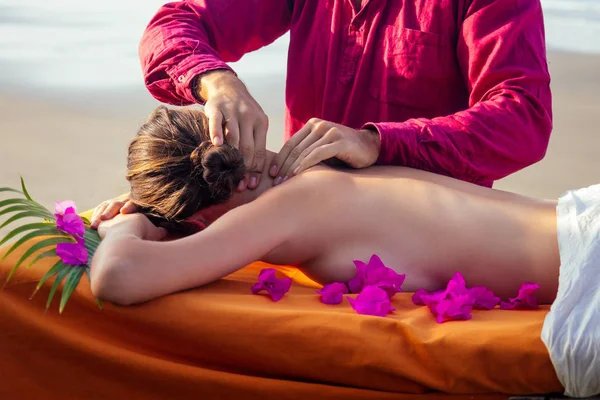 Аюрведический расслабляющий массаж, оздоровительная женщина в спа-салоне, получающая массаж на пляже. — стоковое фото