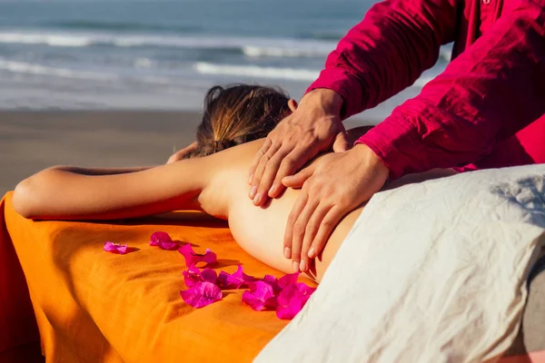 Ayurveda entspannende Massage, Gesundheit Frau im Wellness-Salon immer Massage den Urlaub Beach.beautiful Mädchen genießen Day Spa Resort, liegend auf dem Tisch Behandlung procedure.male Master Nackentherapeut — Stockfoto