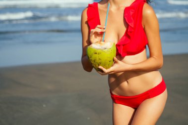 trendy kırmızı mayo güneş gözlüğü güzel tabaklanmış kız plaj tropikal ada tatil seyahat mayo yeni sezon.derox diyet fikir elinde hindistan cevizi ile duruyor