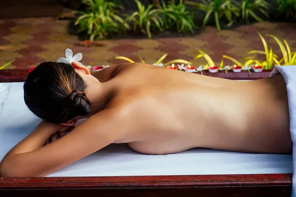 Ayurveda mulher indiana ter relaxante corpo ásia spa tratamento índia flores e velas — Fotografia de Stock