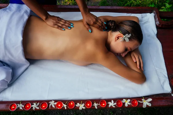 Ayurveda mulher indiana ter relaxante corpo ásia spa tratamento índia flores e velas — Fotografia de Stock