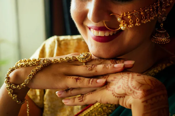 Porträtt indiska vackra kvinnliga i gyllene rika smycken och tradition Saree ansikte närbild professionell make-up bär Bindi på huvudet. Muslimsk kvinna ansikte porträtt med Bindis Ji Tikka, Nath, näsa stift — Stockfoto