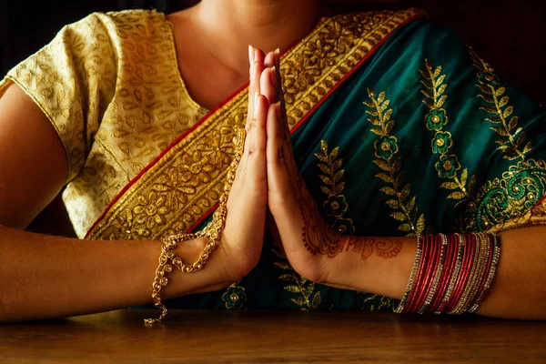 Retrato indio hermosa mujer en joyas ricas en oro y la tradición saree maquillaje profesional con bindi en la cabeza. Retrato de la cara de la mujer musulmana con bindis maang tikka, nath, nariz Pin bienvenida —  Fotos de Stock