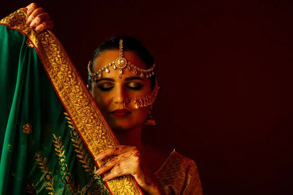 トゥー・メーンディとクンダンのジュエリーと緑の伝統的なサリーでヒンドゥー教の王女の女性.伝統インドの花嫁の衣装レヘンガチョリゴールデンクンダンジュエリーセットモデル完璧なメイクアップインド — ストック写真