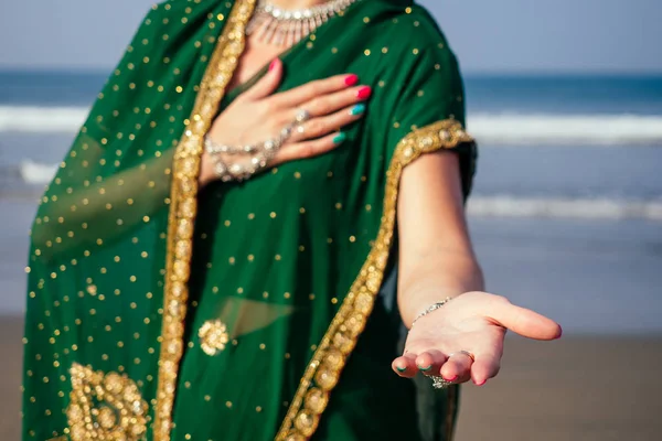 Attraente modello femminile indiano con un gesto di invito. donna indù con kundan gioielli set tradizionale India costume verde sari.asian ragazza felice diwali holi, San Valentino — Foto Stock