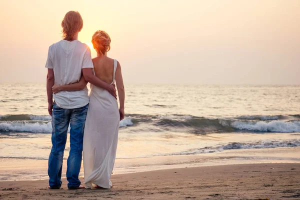 Masculino fazendo proposta com anel de noivado para sua namorada no mar beach.St.Valentines Dia concept.beautiful mulher em vestido branco e homem apreciando o pôr do sol no mar — Fotografia de Stock