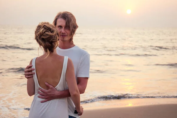 Maschio fare proposta con anello di fidanzamento alla sua ragazza in mare beach.St.Valentines Day concept.beautiful donna in abito bianco e l'uomo godendo il tramonto sul mare — Foto Stock