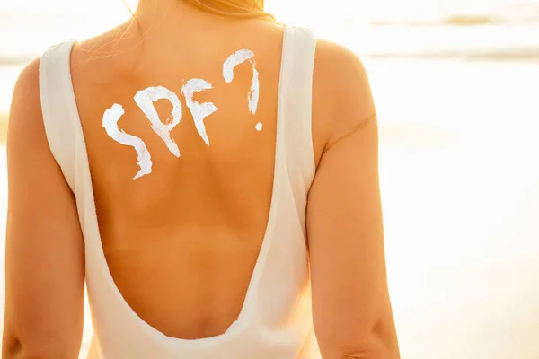 plajda iyi vakit geçiren çekici kadın. güzel deniz, gökyüzü ve tropikal ada arka plan.spf güneş kremi güzel saçlı whitw elbise giyen genç güzellik kız