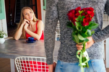 Güzel seven çift yaz ouydoors restoranda birlikte vakit geçiriyor 14 Sevgililer Günü Şubat. Elbise li çekici genç kadın ve yakışıklı adam romantik. Aziz Valentine kutluyor