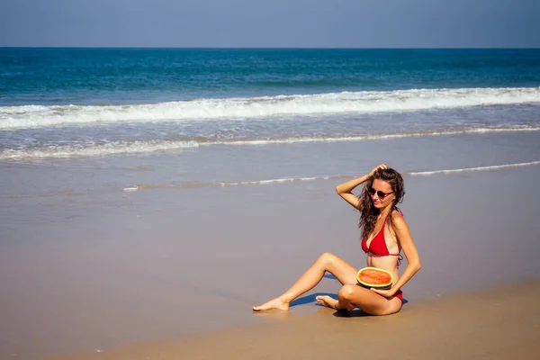 Modeporträt mit einem sexy Model mit Wassermelone im roten Bikini Detox Copyspase — Stockfoto