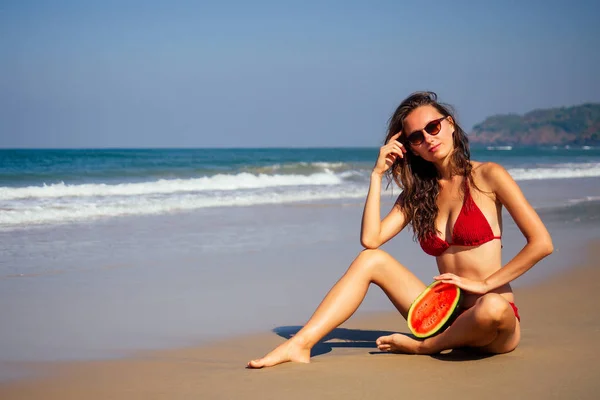 Modeporträt mit einem sexy Model mit Wassermelone im roten Bikini Detox Copyspase — Stockfoto