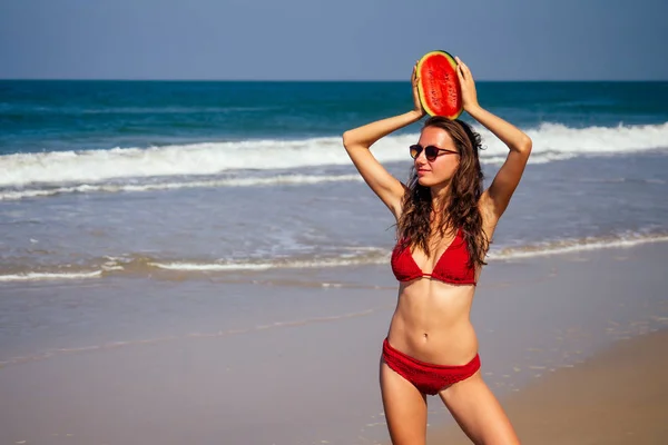 Retrato de moda con modelo sexy con sandía en bikini rojo detox copyspase — Foto de Stock