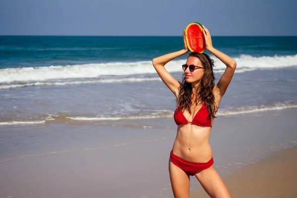 Modeporträt mit einem sexy Model mit Wassermelone im roten Bikini Detox Copyspase — Stockfoto