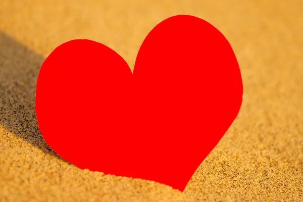 Jantung merah pada putih pasir pantai copyspace wanita saat matahari terbenam oleh laut. Hari valentine bahagia dan ibu hari menyalin ruang — Stok Foto