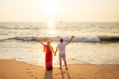 Fiatal pár szerelmes a strandon február 14, Szent Valentin nap naplemente Goa India Vacation trip. Travel új évet egy trópusi országban. szabadságkoncepció
