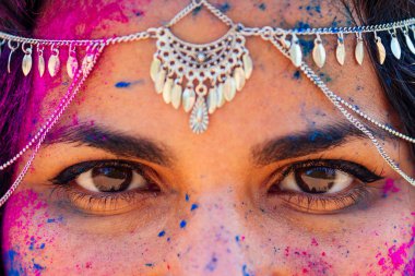 boya genç Hint yüzü Holi renk festivali kutluyor kuyumcu ile geleneksel hint pembe kıyafeti Kadın.kız başında bindi ile kar-beyaz gülümseme. Kahverengi gözleri oryantal kadın