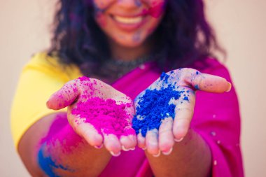 Boya genç Hint yüz Portresi Holi renk festivali kutlayan kuyumcu ile geleneksel hint pembe kıyafeti Kadın.kız başında bindi ve kar beyazı gülümseme ile siyah saçlı