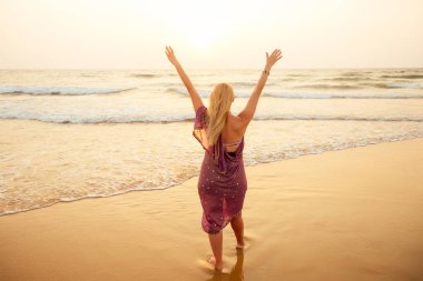 plajda yalnız bayan, gün batımı toplantı Goa plaj Hindistan