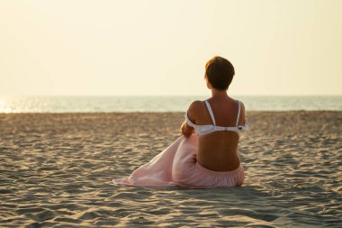 plajda yalnız bayan, gün batımı toplantı Goa plaj Hindistan