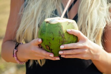 sarışın bayan detoks elinde coco fındık su ve plastik tüp