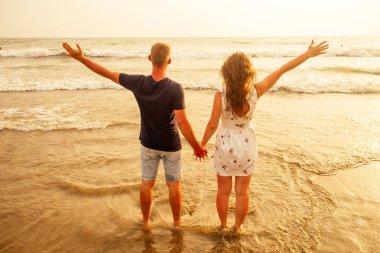 Sahilde aşık genç çift 14 Şubat, St Sevgililer Günü gün batımı Goa Hindistan tatil gezisi .seyahat tropik bir ülkede yeni yıl seyahat. özgürlük kavramı
