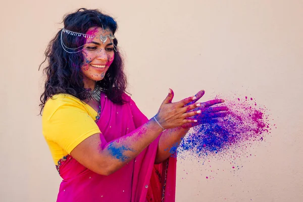 Festival Holi de Colores. Retrato de chica india feliz en sari hindú tradicional en color holi. mujer india joyas de plata con pintura en polvo en el vestido, colorido pelo rosa y azul en Goa Kerala —  Fotos de Stock