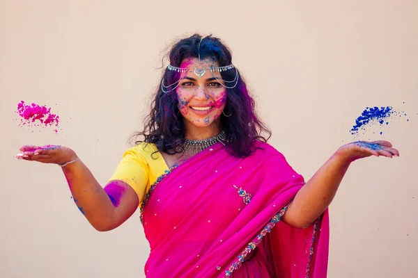 Holi festival av färger. Porträtt av lycklig indisk flicka i traditionell hinduisk Sari på Holi färg. Indien kvinna silver smycken med puder färg på klänning, färgglada rosa och blått hår i Goa Kerala — Stockfoto