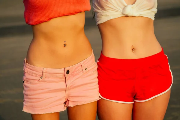 Twee vrouwelijke modellen navel Belly Piercing fitness in rode onderbroek — Stockfoto