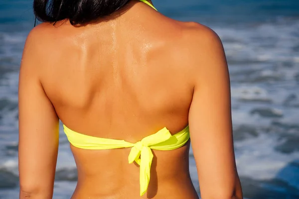 De vuelta en traje de baño contra el mar — Foto de Stock