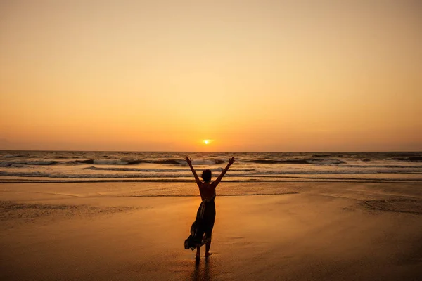 Dame alleen op het strand, zonsondergang Meeting Goa Beach India — Stockfoto